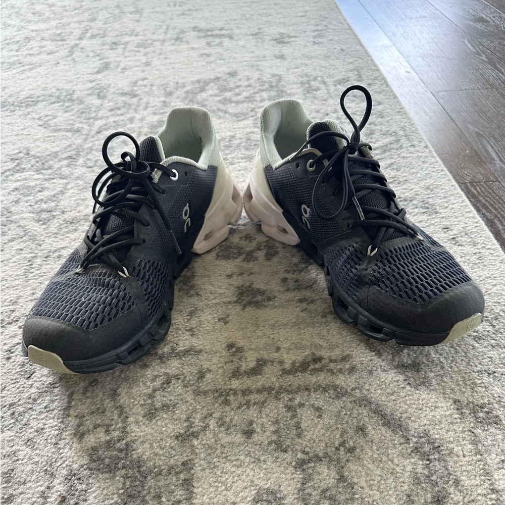 On Cloud Women's Black and Gray Sneakers